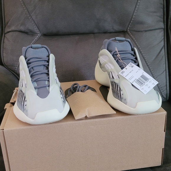 Yeezy 700 V3 - Faded Salt - Picture 2 of 7